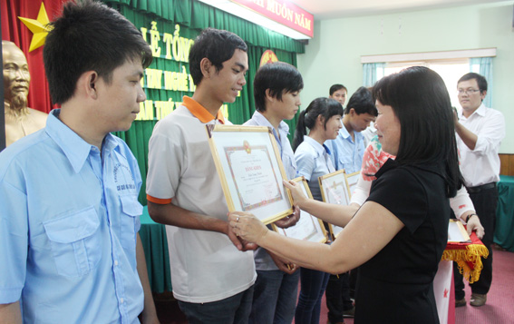 Giám đốc Sở Lao động, thương binh- xã hội trao bằng khen của UBND tỉnh cho các thí sinh có kết quả thi xuất sắc.