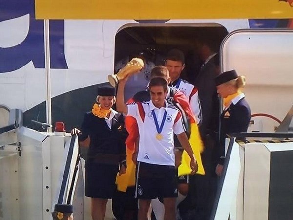 Đội trưởng Philipp Lahm xuất hiện với chiếc Cúp Vàng trên tay.