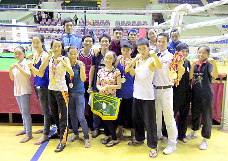 Võ sư Phi Ngọc Long (người cầm huy chương) trong một lần đi thi đấu giải võ cổ truyền cùng các học trò.