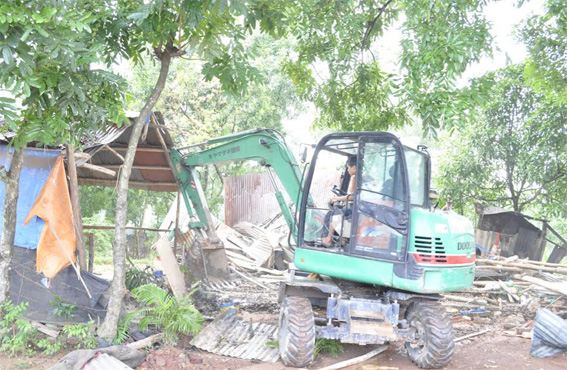 Đoàn cưỡng chế đã tiến hành dỡ bỏ một số công trình xây dựng trên đất lấn chiếm trái phép của gia đình ông Đoàn Thanh Giang và bà Trương Thị Qúy