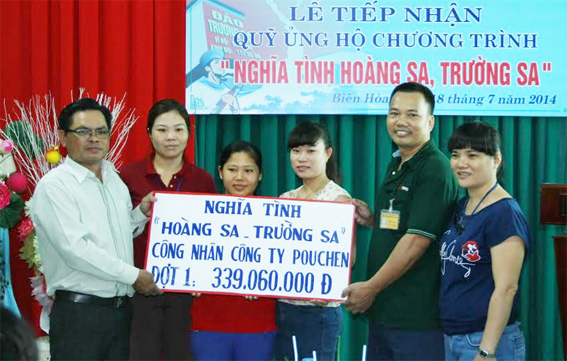 Lãnh đạo Liên đoàn Lao động TP.Biên Hòa (bên trái) tiếp nhận số tiền ủng hộ từ cán bộ công đoàn và người lao động của Công ty TNHH Pouchen Việt Nam trong sáng ngày 18-7.
