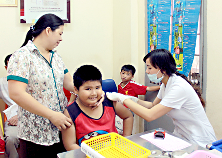 Trẻ tiêm vaccine viêm não Nhật Bản tại Trung tâm y tế dự phòng tỉnh.
