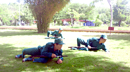 Một buổi huấn luyện khoa mục chiến thuật chiến đấu của tự vệ Công ty TNHH một thành viên dịch vụ môi trường đô thị Đồng Nai.
