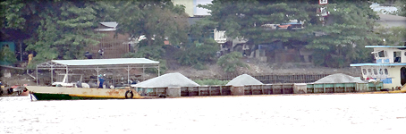 Một sà lan chở quá vạch an toàn chạy ngang khu vực Văn phòng Cảng vụ đường thủy nội địa khu vực III (góc trái ảnh) vào ngày 3-7-2014. Ảnh: T.Toàn