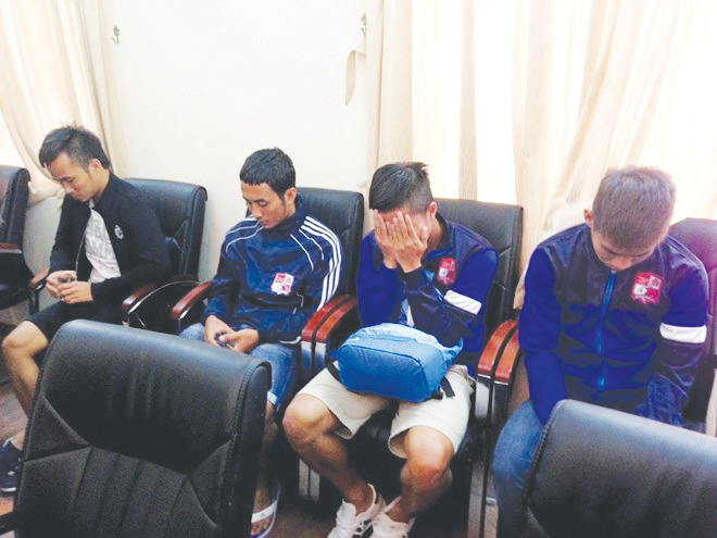 Một số cầu thủ nghi dàn xếp tỷ số giữa Đồng Nai - Than Quảng Ninh tại trụ sở công an.