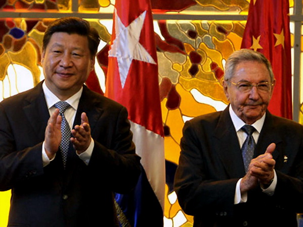 Chủ tịch Cuba Raul Castro và Chủ tịch Trung Quốc Tập Cận Bình. (Nguồn: AFP)