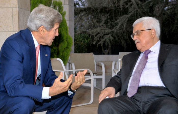 Ngoại trưởng Mỹ John Kerry thảo luận với Tổng thống Palestine Abbas. (Nguồn: AP)