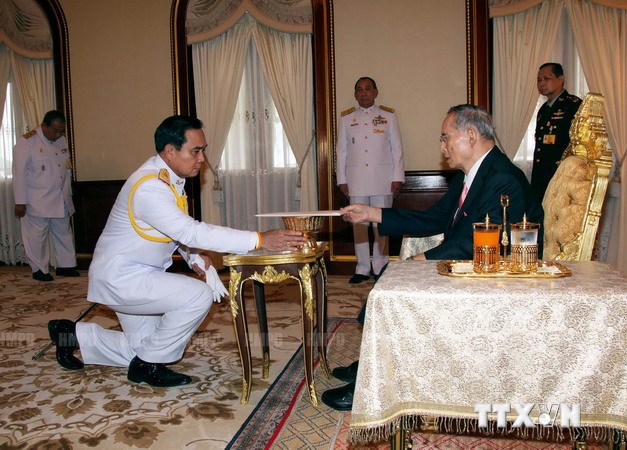 Tư lệnh Lục quân Thái Lan Prayuth Chan-ocha (trái) nhận bản Hiến pháp lâm thời sau khi được Nhà Vua phê chuẩn. (Nguồn: AFP/TTXVN)