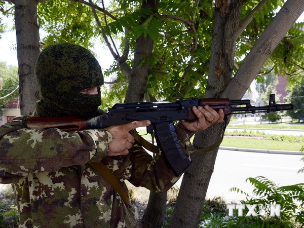 Một tay súng lực lượng biểu tình ở thành phố miền đông Donetsk ngày 21/7. (Ảnh: AFP/TTXVN)