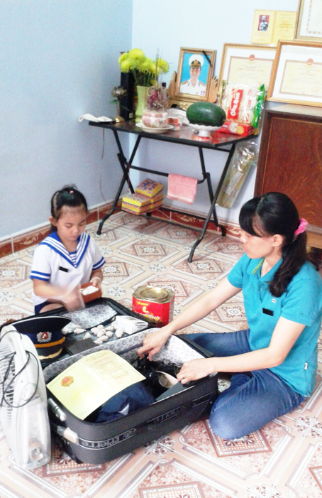 Mỗi lần con gái hỏi về cha, chị Nguyễn Thị Dung lại lấy di vật của chồng và nói đó là tất cả những gì cha con để lại.