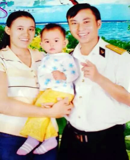 Trung úy Phan Văn Hạnh bên vợ con lúc còn sống.