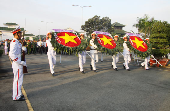 Đoàn đại biểu tỉnh Đồng Nai, TP.Biên Hòa, đại diện lực lượng vũ trang quân khu 7 tới viếng nghĩa trang liệt sĩ tỉnh sáng 25-7.