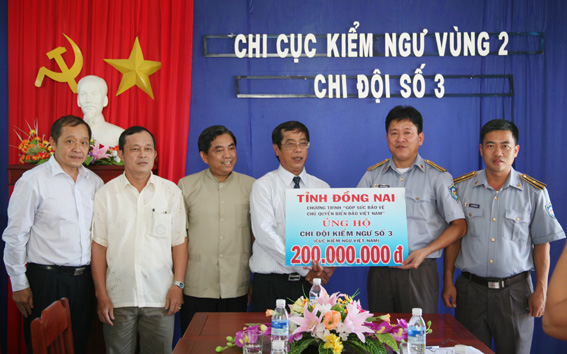 D9oàn Đồng Nai trao tặng tiền ủng hộ biển đảo cho Chi đội kiểm ngư số 3