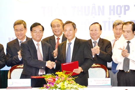  Tại buổi lễ, Ban Thường vụ Tỉnh ủy đã ký kết quy chế phối hợp công tác với Đảng ủy Tập đoàn công nghiệp cao su Việt Nam. 