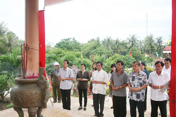 các thành viên trong đoàn Đồng Nai dâng hương và hoa lên các anh hùng liệt sĩ tại Nghĩa trang liệt sĩ tại huyện Hoài Ân, tỉnh Bình Định.