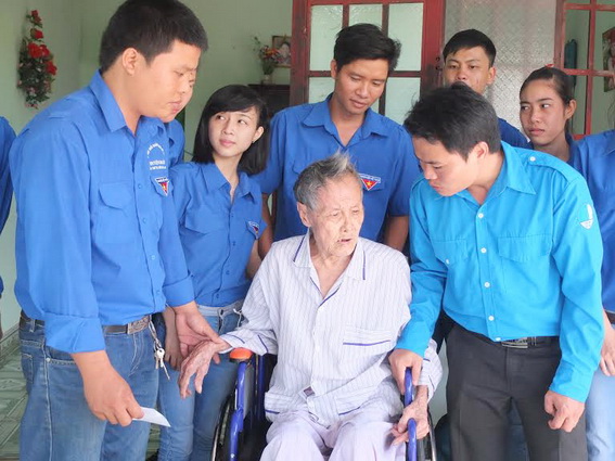 Xã đoàn Vĩnh Tân thăm và tặng quà ông Pham Văn Chương (90 tuổi) - một gia đình liệt sĩ ở  ấp 4) 