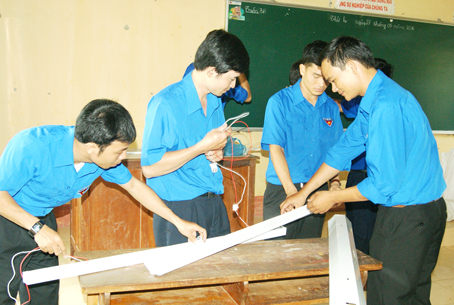 Đoàn viên thanh niên Khối doanh nghiệp chuẩn bị thay bóng đèn tại Trường tiểu học Bàu Mây. Ảnh: N.Sơn