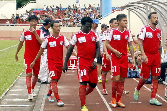 Các cầu thủ Đồng Nai sau trận thua Quảng Ninh 3-5 trên sân Cẩm Phả chiều 20-7 ở vòng 21 V-League Eximbank 2014.