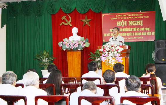 Đồng chí Huỳnh Văn Hồng phát biểu tại hội nghị