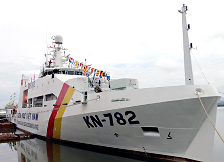 Tàu kiểm ngư KN-782 bàn giao cho lực lượng kiểm ngư Việt Nam. Ảnh: Nguyễn Hoàng