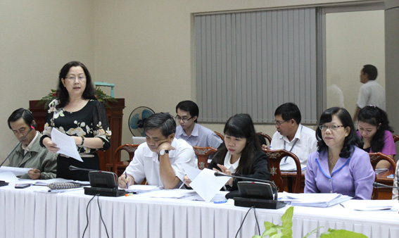 Trưởng Ban Kinh tế-ngân sách Quách Ngọc Lan tham gia thảo luận tại hội nghị.