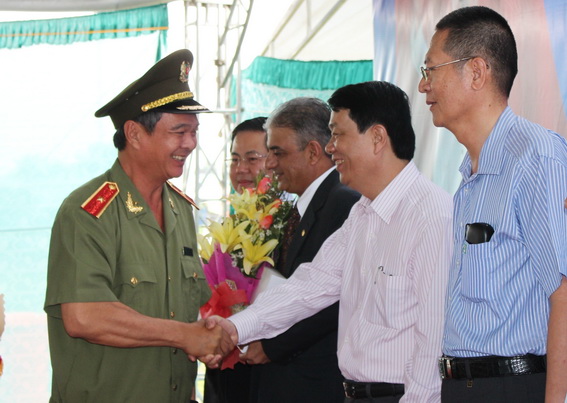 5.	Thiếu tướng Nguyễn Văn Khánh tặng quà cho cho đại diện các doang nghiệp đã tham gia ủng hộ chương trình