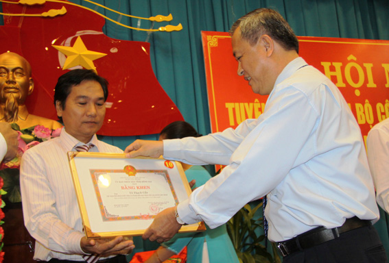 Đồng chí Huỳnh Văn Tịnh trao bằng khen của UBND tỉnh cho các điển hình cán bộ Công đoàn cơ sở tiêu biểu.