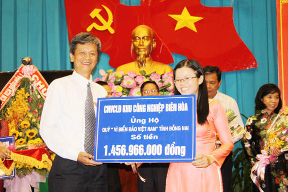 Đại điện Công đoàn cấp trên cơ sở trao bảng tượng trưng ủng hộ Quỹ vì biển đảo Việt Nam tỉnh Đồng Nai.