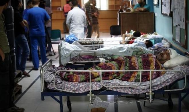 Các bệnh nhân đang nằm điều trị tại một bệnh viện của Palestine. (Nguồn: AFP)
