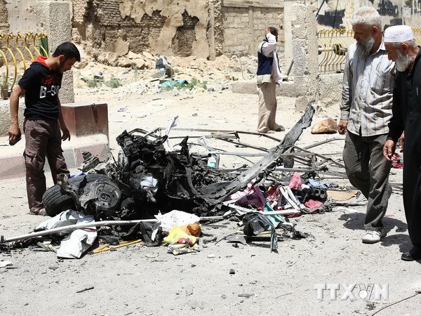 Chiếc xe bị phá hủy hoàn toàn sau vụ nổ bom ở Syria. (Nguồn: AFP/TTXVN)
