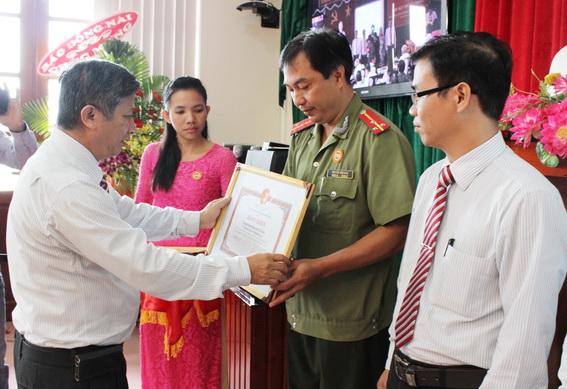Phó Trưởng ban thường trực Ban Tuyên giáo Tỉnh ủy Đặng Mạnh Trung trao bằng khen UBND tỉnh cho các tập thể làm tốt công tác phối hợp