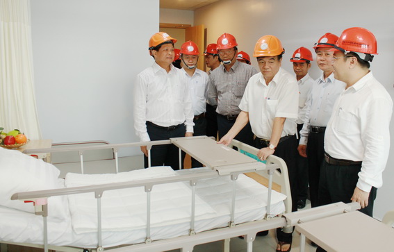 Đoàn công tác tham quan giường bệnh dịch vụ của Bệnh viện đa khoa Đồng Nai mới