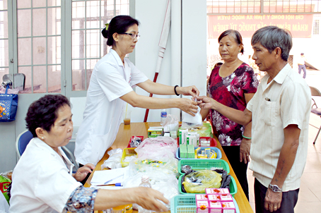 Các bác sĩ và lương y Chi hội Từ thiện phường Bửu Hòa (TP.Biên Hòa) khám bệnh và cấp thuốc miễn phí cho bệnh nhân nghèo.
