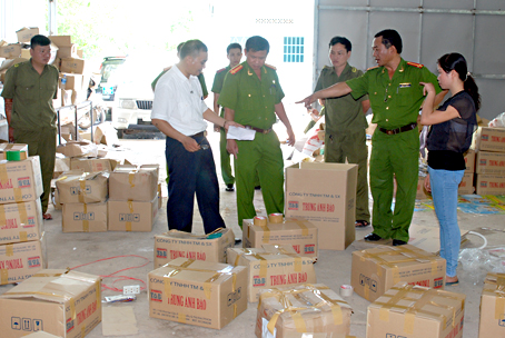 Lực lượng chức năng kiểm tra cơ sở sản xuất thức ăn chăn nuôi “chui” của vợ chồng ông Nguyễn Hữu Nghĩa.
