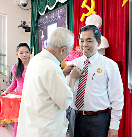 Đồng chí Võ Minh Quang, nguyên Ủy viên Ban TVTU, nguyên Trưởng ban Tuyên giáo Tỉnh ủy trao kỷ niệm chương cho Trưởng ban Tuyên giáo Tỉnh ủy Huỳnh Văn Tới. Ảnh: N.Thư
