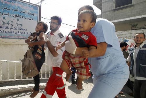 Chuyển trẻ Palestin bị thương trong vụ nã pháo của Israel tới bệnh viện ở phía Nam Dải Gaza. Ảnh: AFP-TTXVN