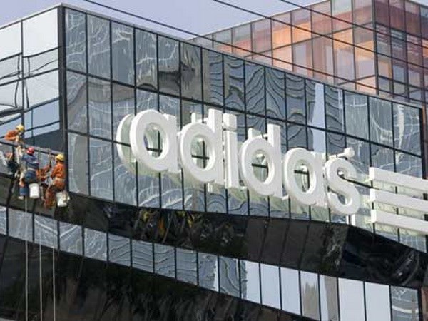 Cổ phiếu của Adidas đã giảm 15% sau khi sớm đóng cửa hàng loạt cửa hàng tại Nga để tránh rủi ro. (Nguồn: AP)