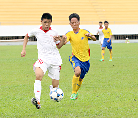 U15 Đồng Nai (áo trắng) sẽ có những điểm số đầu tiên trong trận đấu chiều 2-8