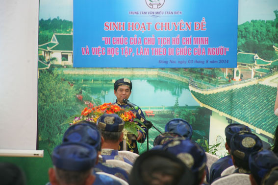 Đồng chí Huỳnh Văn Tới, Trưởng ban Tuyên giáo Tỉnh ủy giới thiệu nội dung bản Di chúc của Chủ tịch Hồ Chí Minh