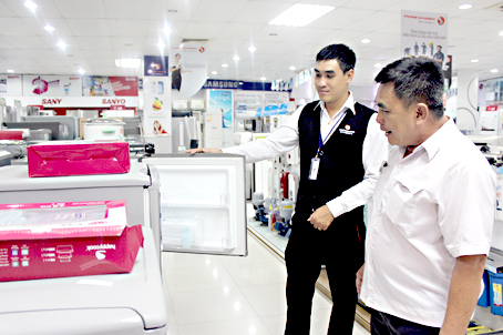 Khách lựa mua hàng điện máy có xuất xứ Việt Nam tại Trung tâm mua sắm Đệ nhất Phan Khang Biên Hòa (TP.Biên Hòa).