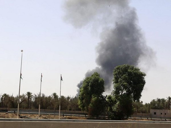 Khói bốc lên từ khu vực gần sân bay Tripoli khi chiến sự nổ ra tại đây. (Nguồn: AP)