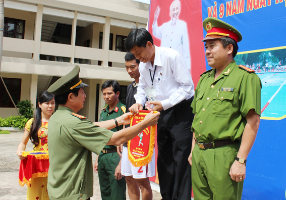 Đại tá Ngô Minh Đức trao giải cho các cá nhân đạt thành tích.