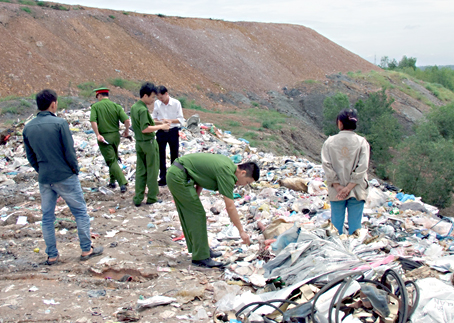 Công an kiểm tra khu vực đổ chất thải tại xã Bắc Sơn, huyện Trảng Bom.