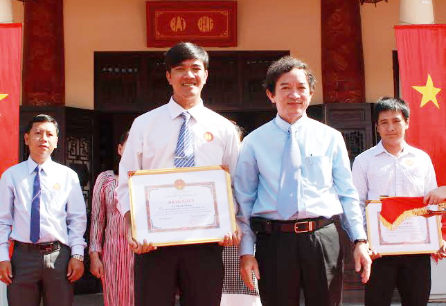 Phó chủ tịch UBND tỉnh Nguyễn Thành Trí trao bằng khen của UBND tỉnh cho các giáo viên dạy giỏi cấp quốc gia môn Giáo dục quốc phòng.