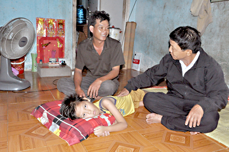 Ông Đặng Quang Dũng đến thăm một gia đình nạn nhân da cam ở KP.7, thị trấn Vĩnh An, huyện Vĩnh Cửu.