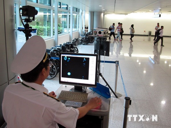 Kiểm dịch y tế tại Cửa khẩu quốc tế sân bay Tân Sơn Nhất.