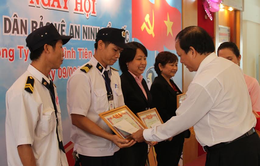 Khen thưởng cho cán bộ, công nhân Công ty TNHH Bình Tiên Đồng Nai