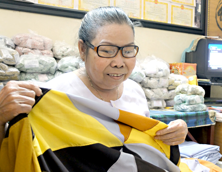 Với đôi tay khéo léo của người thợ may, bà Trương Thị Trầm đã chắp nối những mảnh vải vụn thành chiếc mền ấm đem tặng người nghèo.