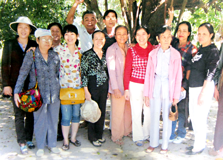 Bà Trương Thị Trầm (hàng đầu, bìa trái) cùng nhóm bạn hữu làm từ thiện của mình.