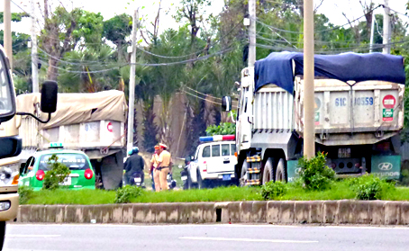 Xe tải ben cơi nới, chở quá tải chạy qua tổ cảnh sát giao thông nhưng không bị kiểm tra. (Ảnh chụp khoảng 9 giờ ngày 1-8-2014, quốc lộ 51)